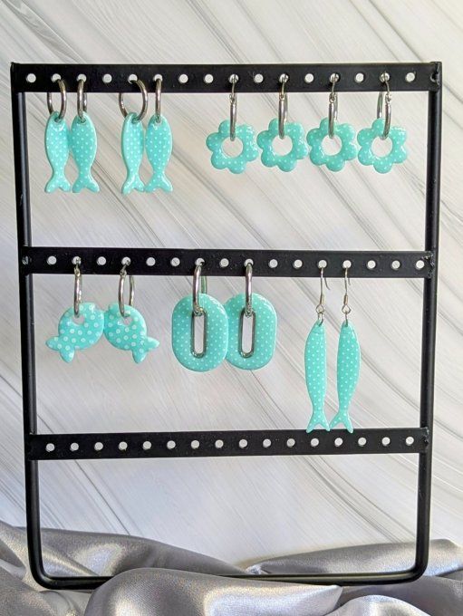 Trois paires de boucles d'oreilles artisanales en argile polymère vert menthe à pois blancs, formes 