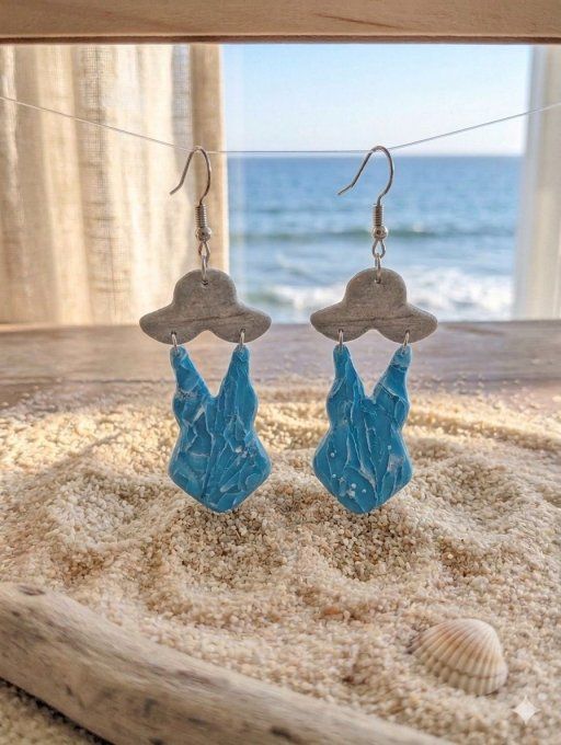 Boucles d'oreilles artisanales bleues en argile polymère forme maillot de bain et chapeau de soleil 
