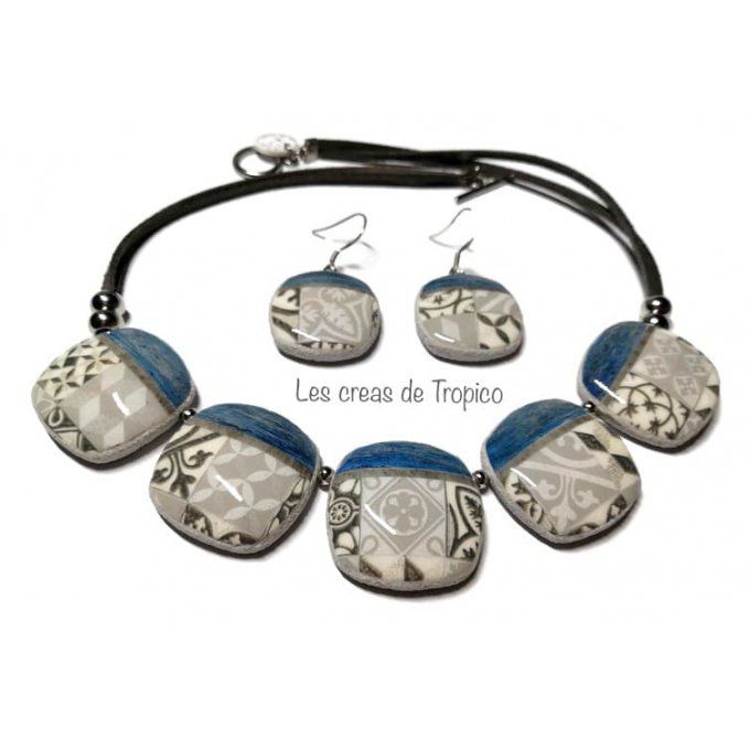 Collier artisanal bleu saphir avec motifs carreaux de ciment méditerranéens sur perles bombées en ar