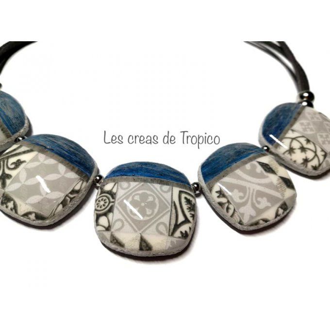 Collier artisanal bleu saphir avec motifs carreaux de ciment méditerranéens sur perles bombées en ar