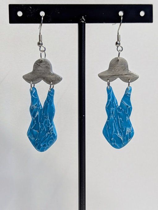 Boucles d'oreilles artisanales bleues en argile polymère forme maillot de bain et chapeau de soleil 