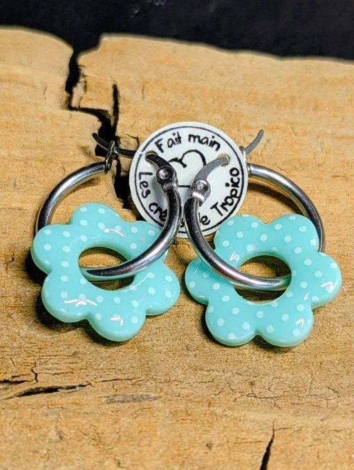 Paires de boucles d'oreilles créoles avec pendentifs fleurs en pâte polymère vert pastel à pois et r