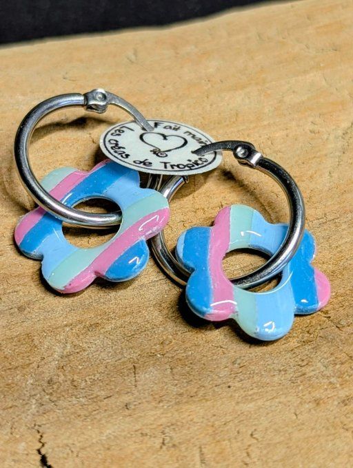 Paires de boucles d'oreilles créoles avec pendentifs fleurs en pâte polymère vert pastel à pois et r