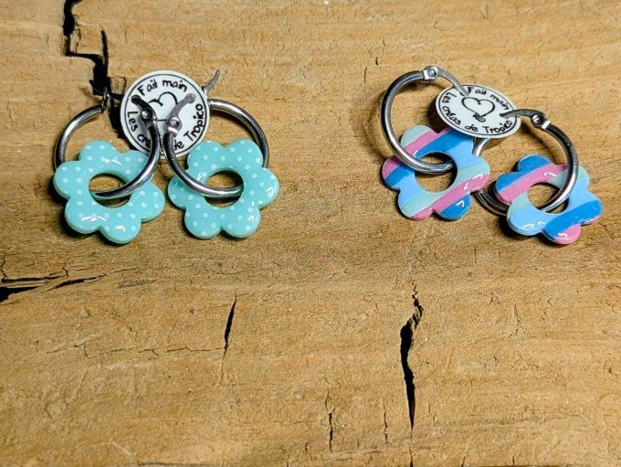 Paires de boucles d'oreilles créoles avec pendentifs fleurs en pâte polymère vert pastel à pois et r