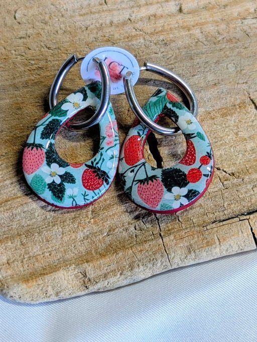 Détail des boucles d’oreilles fraises en argile polymère avec apprêts inox
