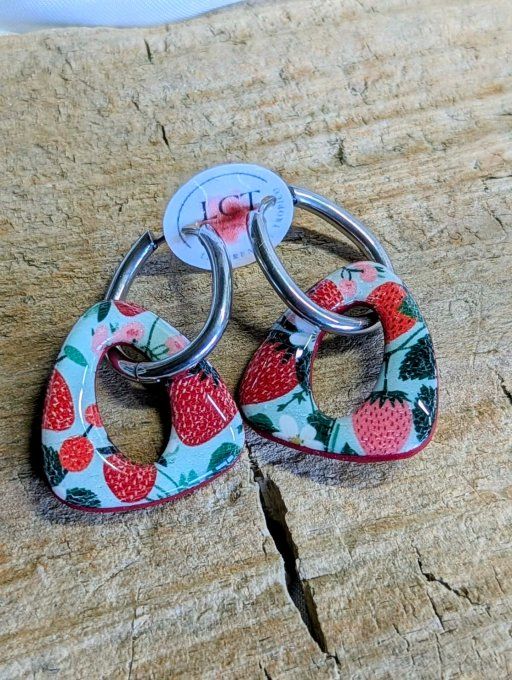 Détail des boucles d’oreilles fraises en argile polymère avec apprêts inox