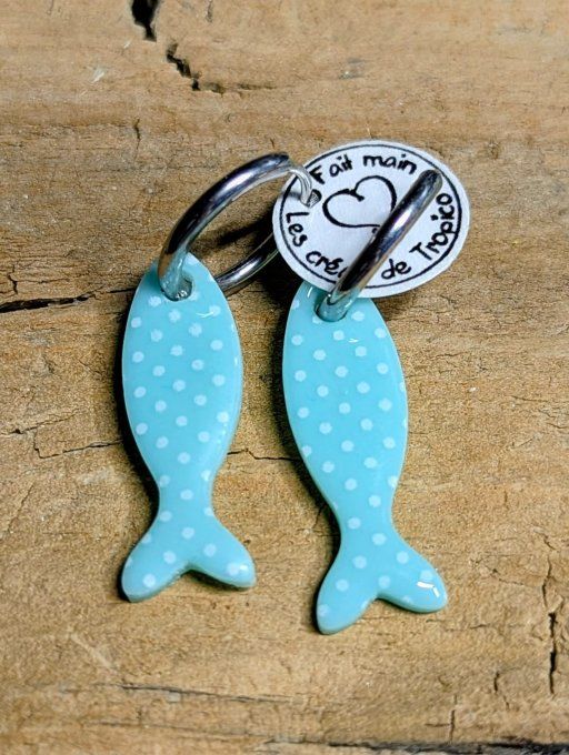 Trois paires de boucles d'oreilles artisanales en argile polymère vert menthe à pois blancs, formes 