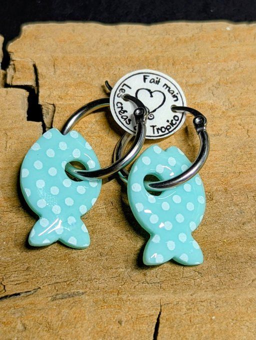 Trois paires de boucles d'oreilles artisanales en argile polymère vert menthe à pois blancs, formes 