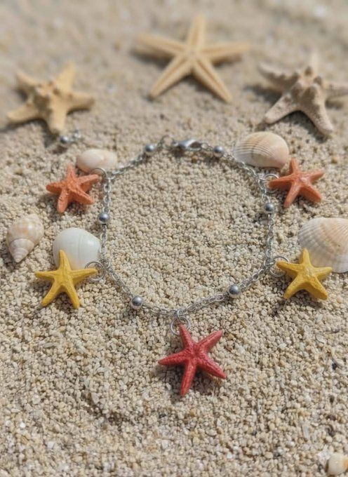 Bracelet délicat composé de breloques en forme d'étoiles de mer multicolores en argile polymère sur 