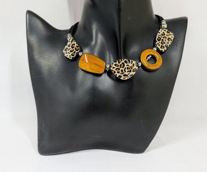 Collier plastron artisanal aux tons terre et ocre avec motifs de fleurs et bois, création unique Tro