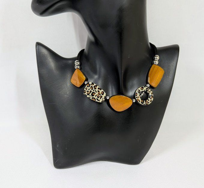 Collier plastron motif léopard tacheté et perles imitation bois en argile polymère, bijou fantaisie 