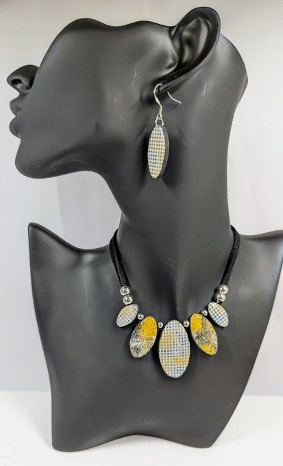 Collier pendentif artisanal "Taches de Joie" avec motifs abstraits et colorés en argile polymère