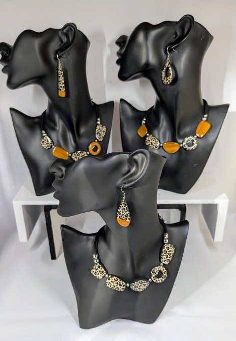 Collier plastron motif léopard tacheté et perles imitation bois en argile polymère, bijou fantaisie 