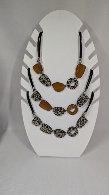 Collier plastron motif léopard tacheté et perles imitation bois en argile polymère, bijou fantaisie 