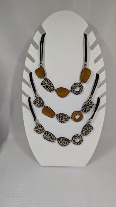 Collier plastron artisanal aux tons terre et ocre avec motifs de fleurs et bois, création unique Tro