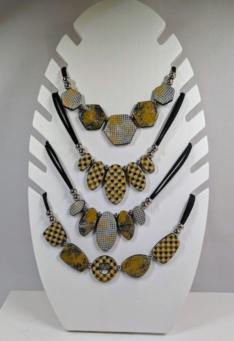 Collier géométrique composé de pendentifs hexagonaux aux couleurs jaune moutarde et gris avec motifs