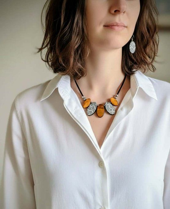 Collier de créateur avec pendentifs en argile polymère motifs marbrés gris et jaune moutarde, style