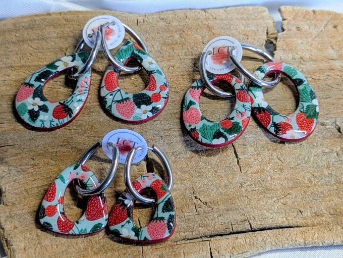 Boucles d’oreilles en pâte polymère motif fraises sur créoles en acier inoxydable