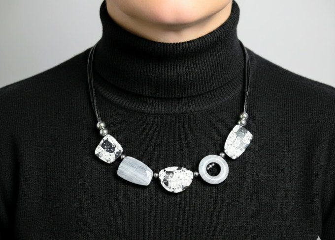 Collier femme porté, perles galets en pâte polymère motifs chats noirs et blancs, perles gris textur