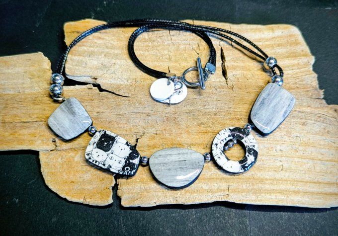 Collier femme porté, perles galets en pâte polymère motifs chats noirs et blancs, perles gris textur
