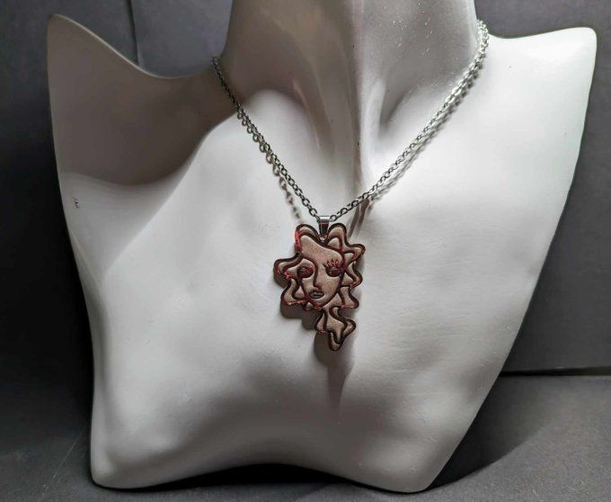 COLLIER  FEMME A CHEVELURE LONGUE rose