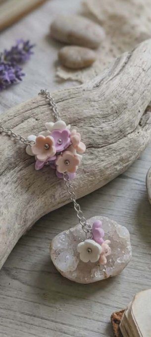 Collier lariat fleurs en argile polymère lilas et rose