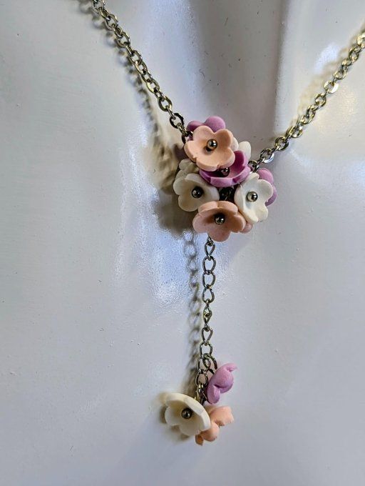 Détail des fleurs modelées à la main en argile polymère couleurs pastel et apprêts hypoallergéniques