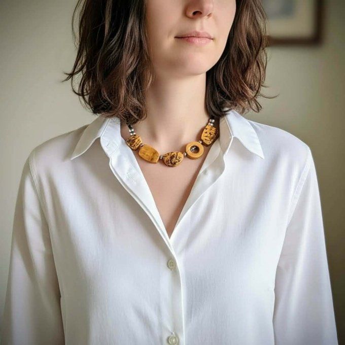 Collier de créateur style bohème avec pendentifs ronds illustrés de fleurs des champs sur fond jaune