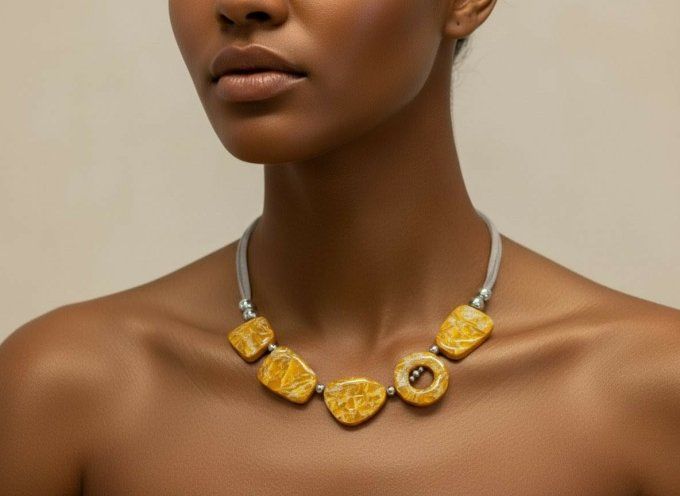 Collier femme imitation ambre aux nuances miel et jaune soleil, perles organiques en argile polymère