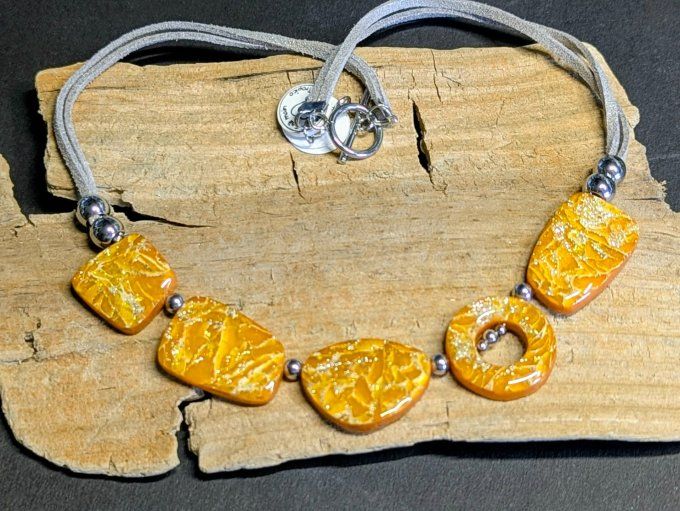 Collier femme imitation ambre aux nuances miel et jaune soleil, perles organiques en argile polymère