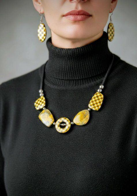 Collier style vintage avec pendentifs à pois noirs et blancs et perles orange vif, design rétro en a