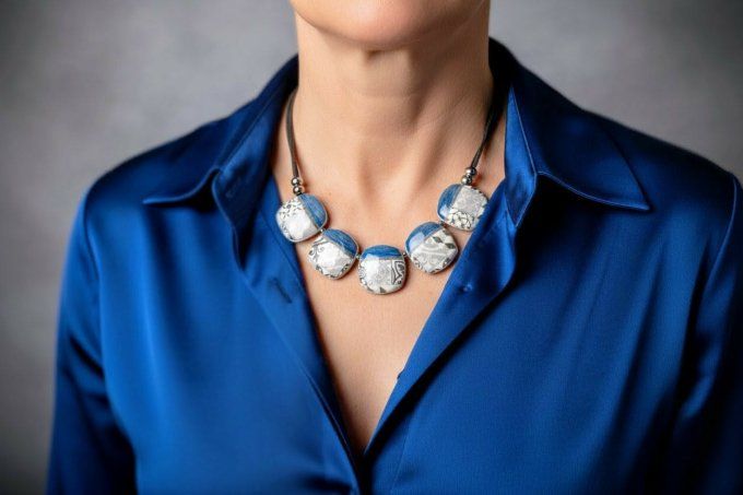 Collier artisanal bleu saphir avec motifs carreaux de ciment méditerranéens sur perles bombées en ar