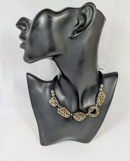 Collier artisanal noir et doré en argile polymère avec motifs organiques, monté sur un cordon noir é