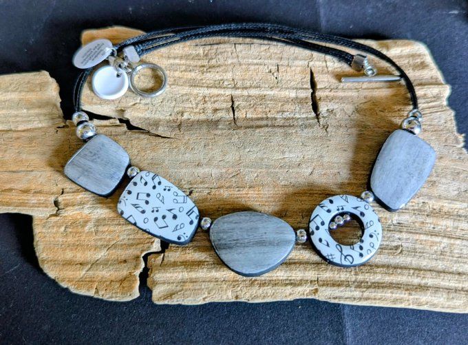 Collier artisanal en pâte polymère grise avec motifs de notes de musique et perles en acier inoxydab