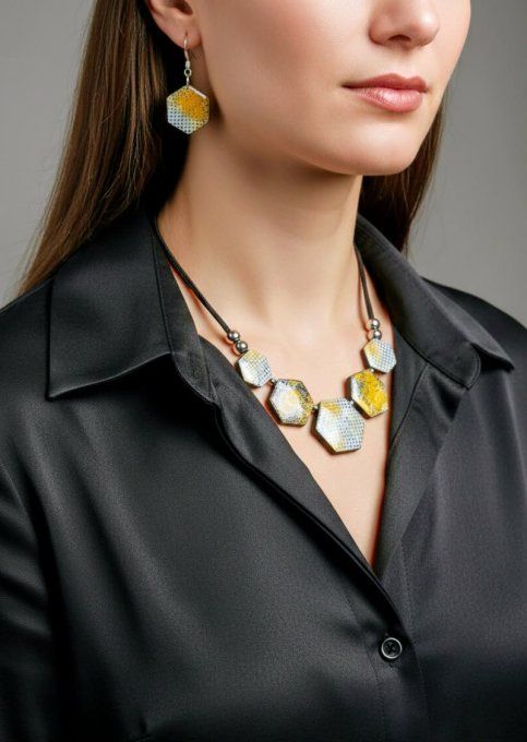 Collier géométrique composé de pendentifs hexagonaux aux couleurs jaune moutarde et gris avec motifs