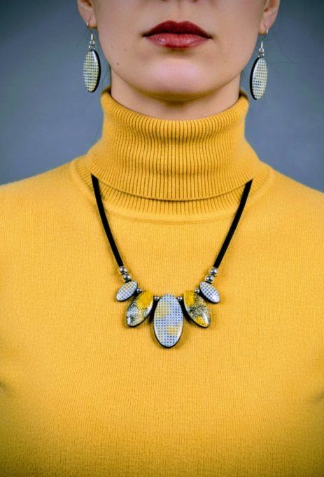 Collier contemporain jaune et gris avec motifs abstraits et pointillés, perles en forme de gouttes e