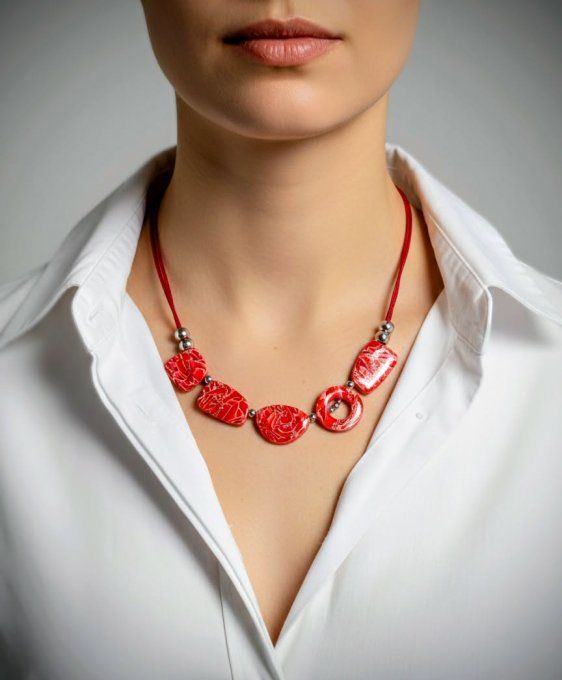Collier plastron rouge éclatant avec motifs marbrés argentés en argile polymère, porté sur une chemi