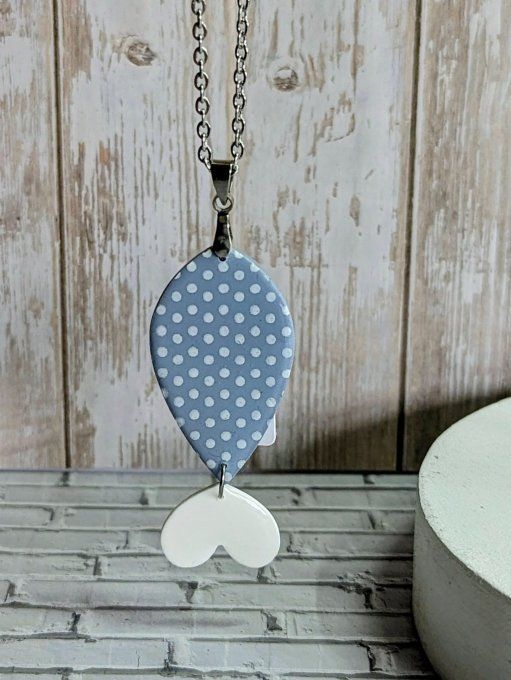 Collier sautoir avec pendentif sardine gris à pois blancs en argile polymère, chaîne fine en acier i