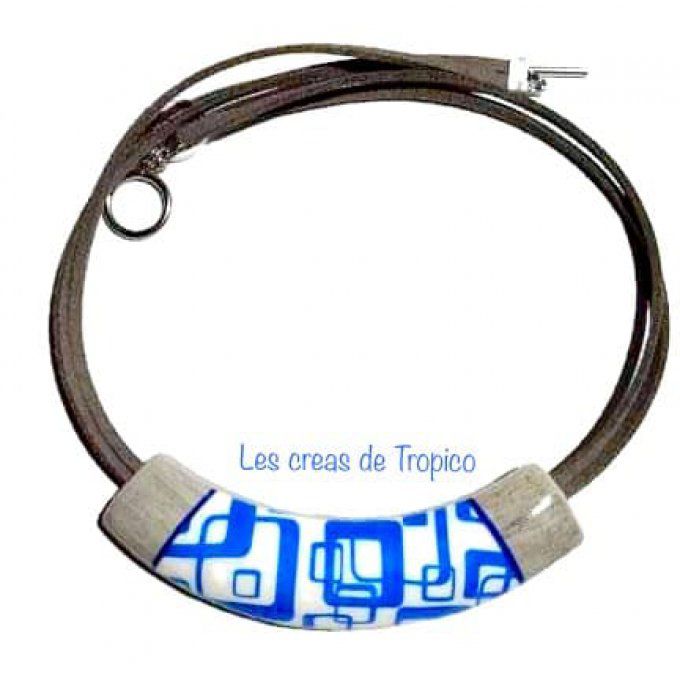 COLLIER TORQUE CARRE BOIS BLEU