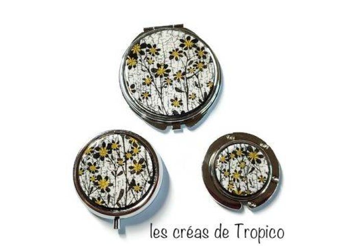 collection accessoires de sacs décoré de motifs de feuillage vert en argile polymère sur fond clair.