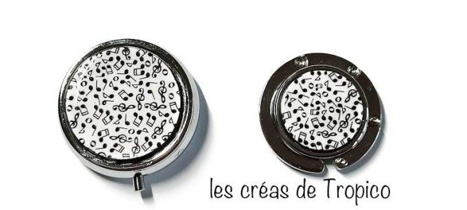 collection d'accessoires de sacs noir et blanc décoré de notes de musique en argile polymère.