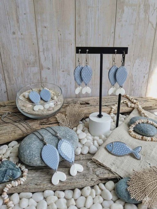 Boucles d'oreilles pendantes en forme de sardine gris à pois blancs, montées sur crochets en acier i