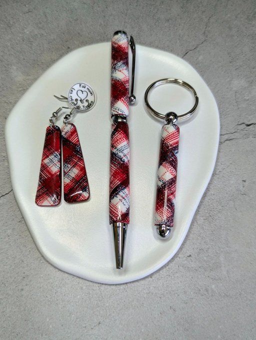 Porte-clé artisanal cylindrique en argile polymère avec motif tartan rouge et bleu marine, monté sur