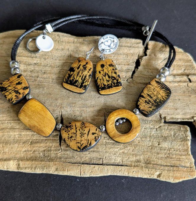 Collier de créateur style bohème avec pendentifs ronds illustrés de fleurs des champs sur fond jaune