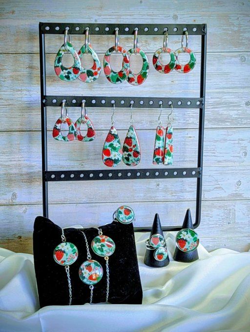 Boucles d’oreilles artisanales légères en pâte polymère fraises et anneaux inox