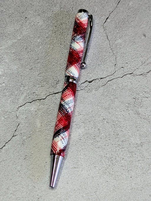 Stylo bille artisanal en argile polymère avec motif tartan écossais rouge et bleu marine